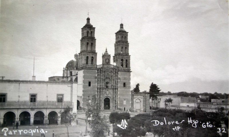 La parroquia entre - Dolores Hidalgo, Guanajuato (MX14669120623760)
