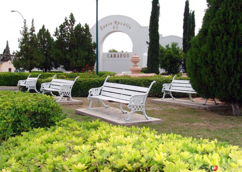 Plaza en la entrada norte de Camargo