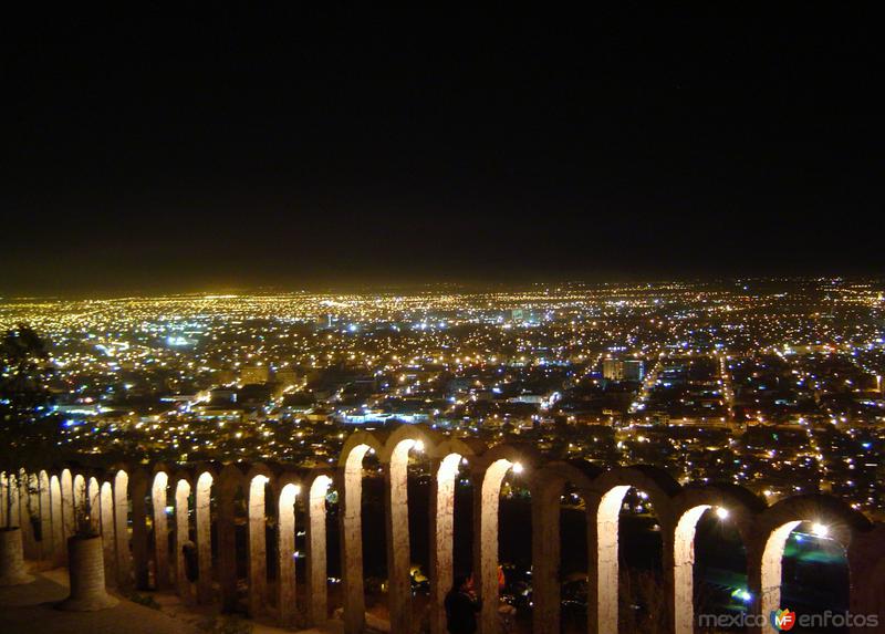 Vista nocturna desde el cerro de las Noas