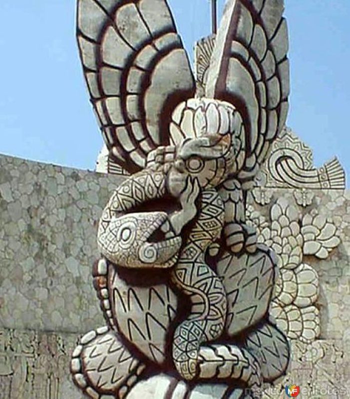 Águila devorando una serpiente - Mérida, Yucatán (MX12182347417719)