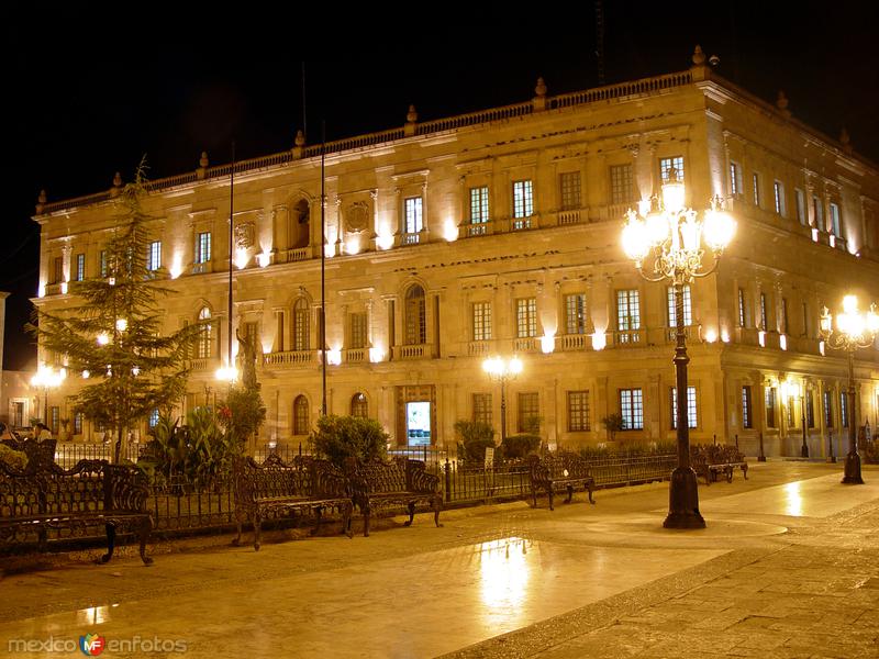 Plaza de Armas y Palacio de Gobierno