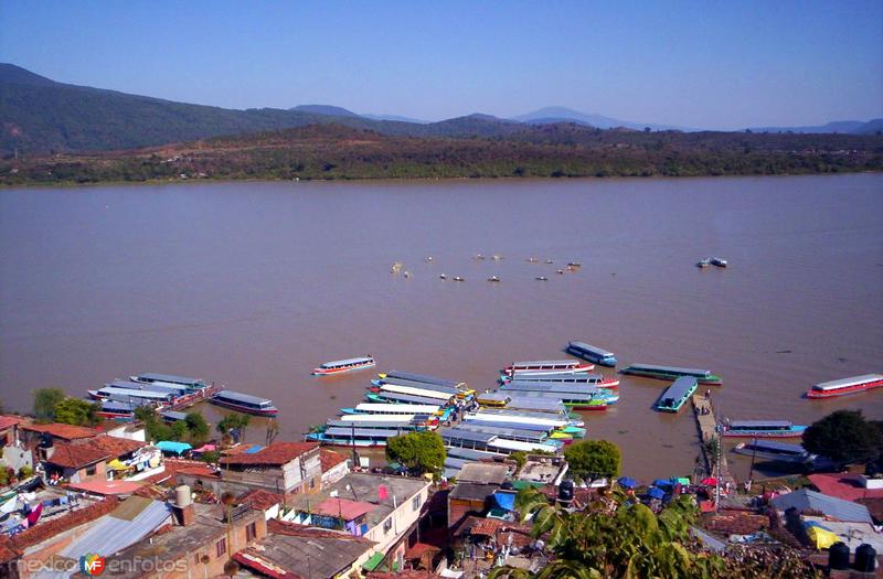 Embarcadero y lago de Pátzcuaro