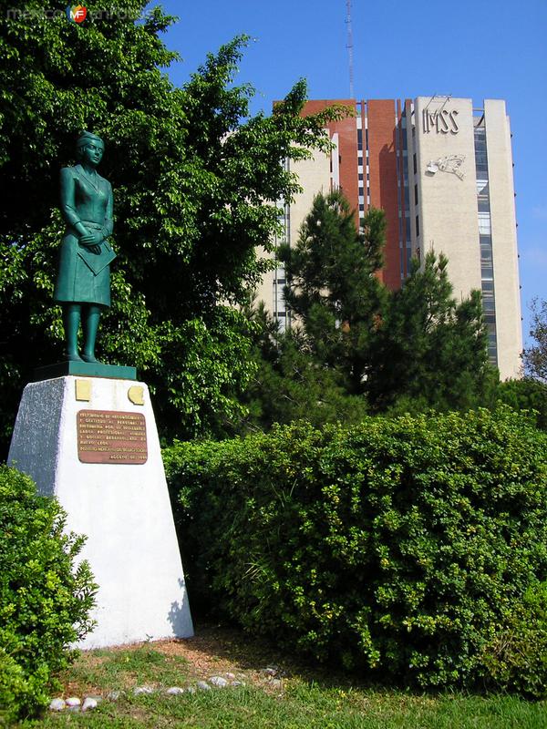 Hospital de Ginecología: Monumento a la Enfermera