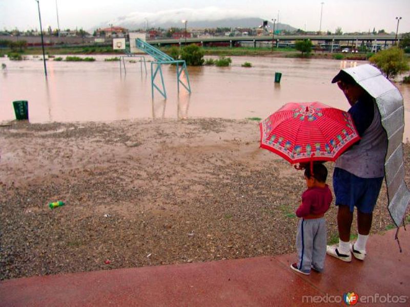 Padre e hijo durante la inundación de 2006