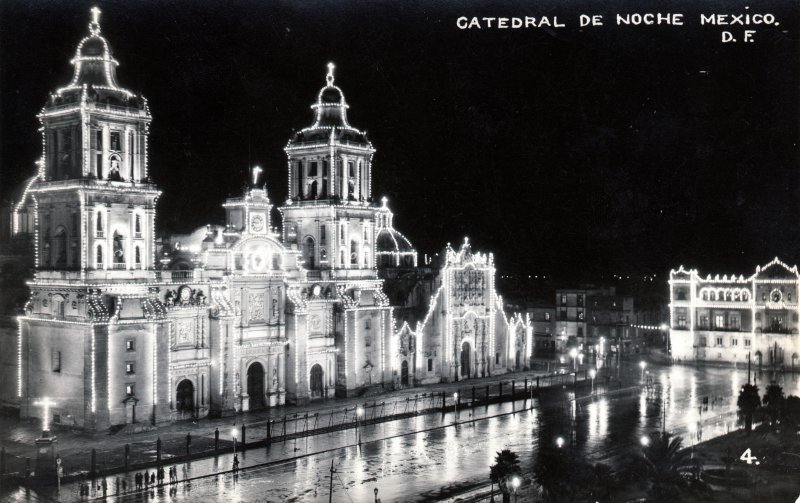 Catedral Metroplitana iluminada de noche