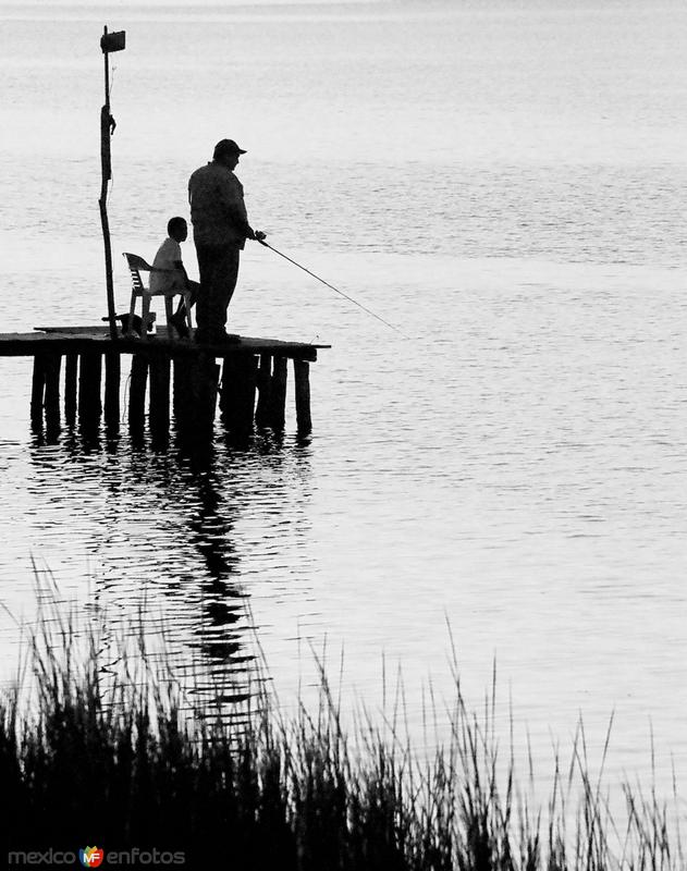 Pescadores en el Río Soto la Marina en La Pesca