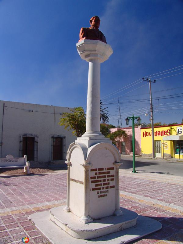 Fotos de Viesca, Coahuila, México: Monumento a Benito Juárez