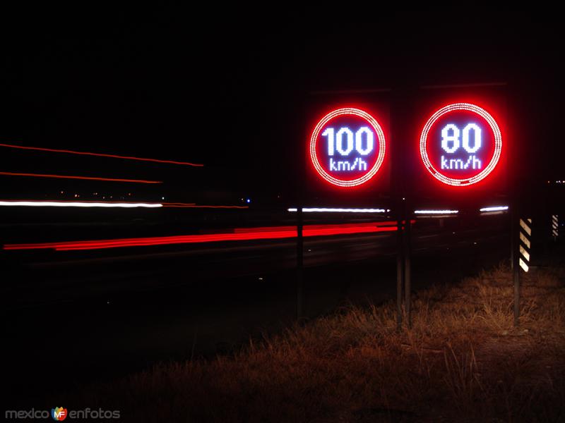 Señalamiento de límite de velocidad máximo y mínimo