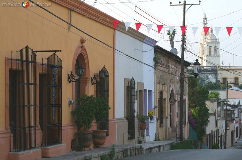 CASAS DE SANTIAGO Y PARROQUIA SANTIAGO APOSTOL AL FONDO