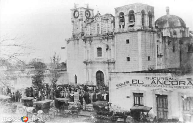 Hombre Mosca sobre la Parroquia de Santiago Apostol