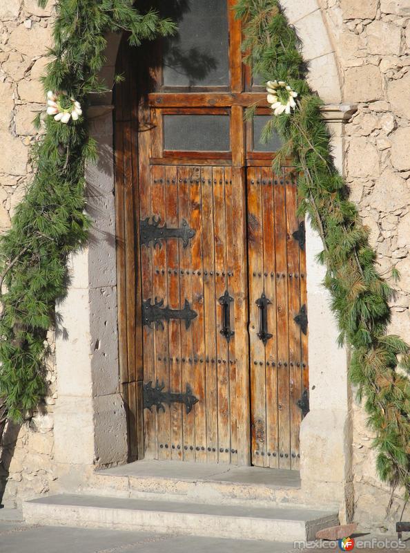 Entrada a la iglesia en Creel