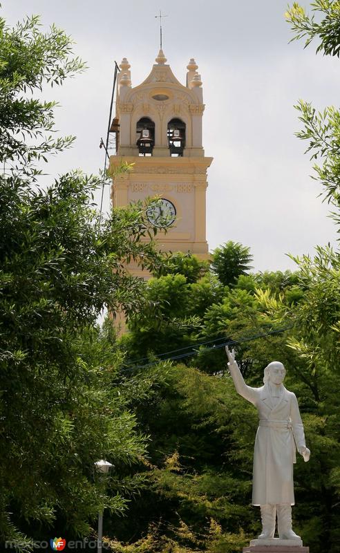 PARROQUIA DE SAN JUAN BAUTISTA Y MONUMENTO A MIGUEL HIDALGO