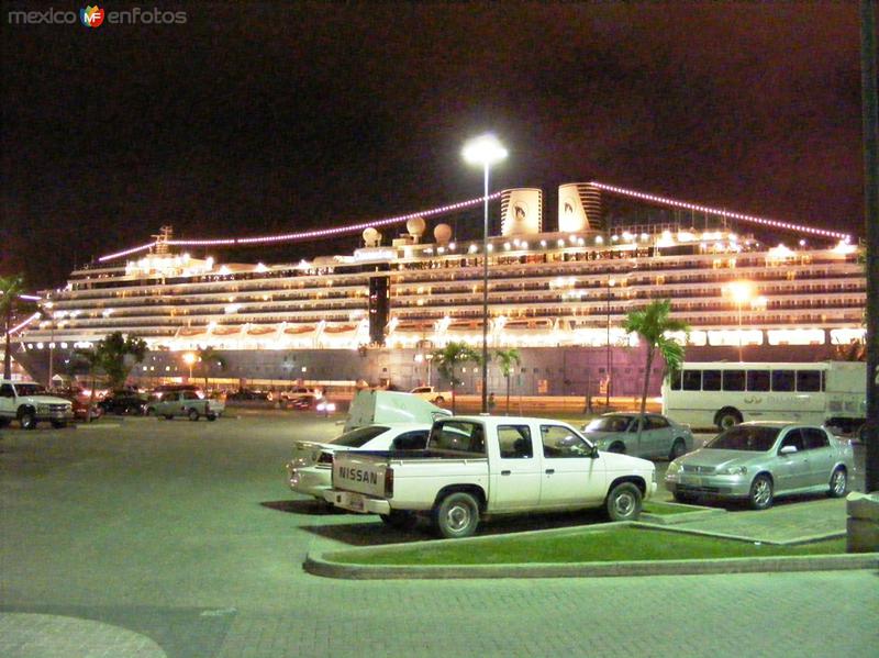 Crucero Oosterdam! Visto Desde Sam's Club! - Puerto Vallarta, Jalisco  (MX12447393004757)