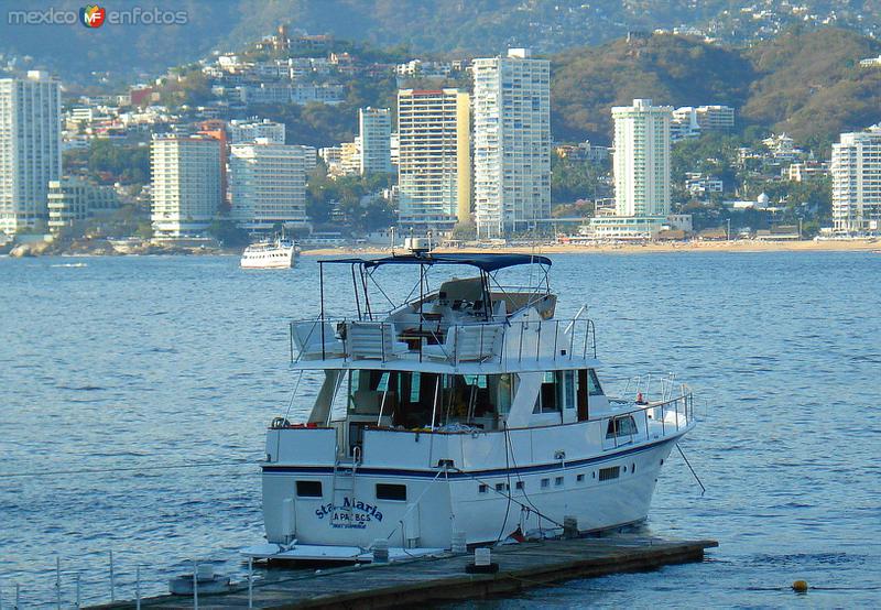 yate de visita en la bahia de Acapulco