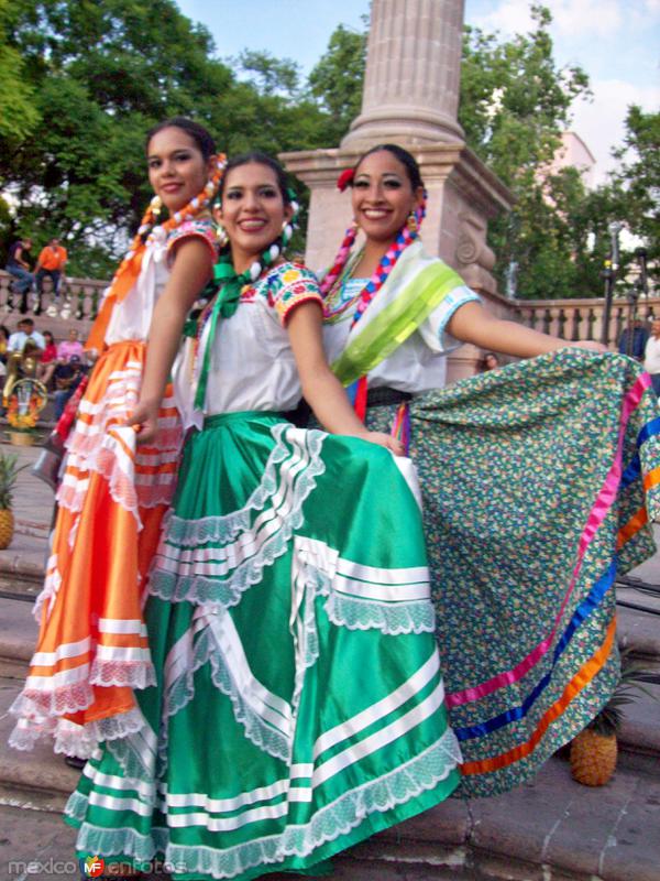 guelaguetza en aguascalientes , trajes tipicos