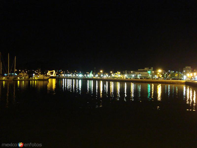 panoramica nocturna del puerto