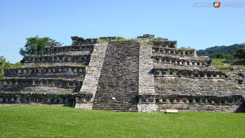 zona arqueológica de Yohualichán, en donde sus piramides tienen nichos