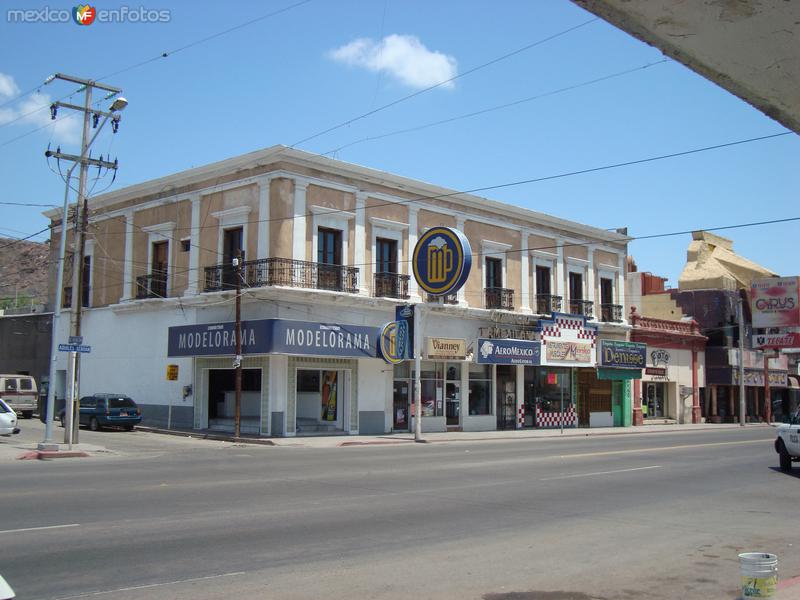 Antiguo edificio por la Serdan