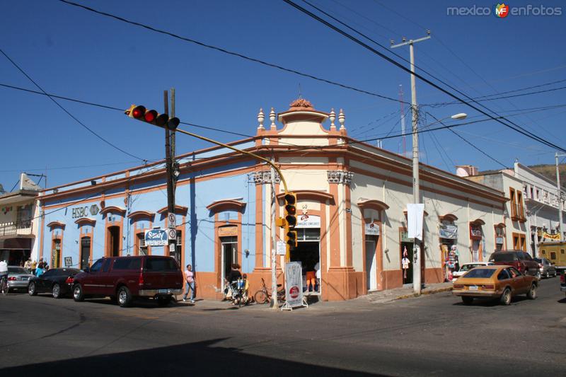 Cruzando la calle Hidalgo