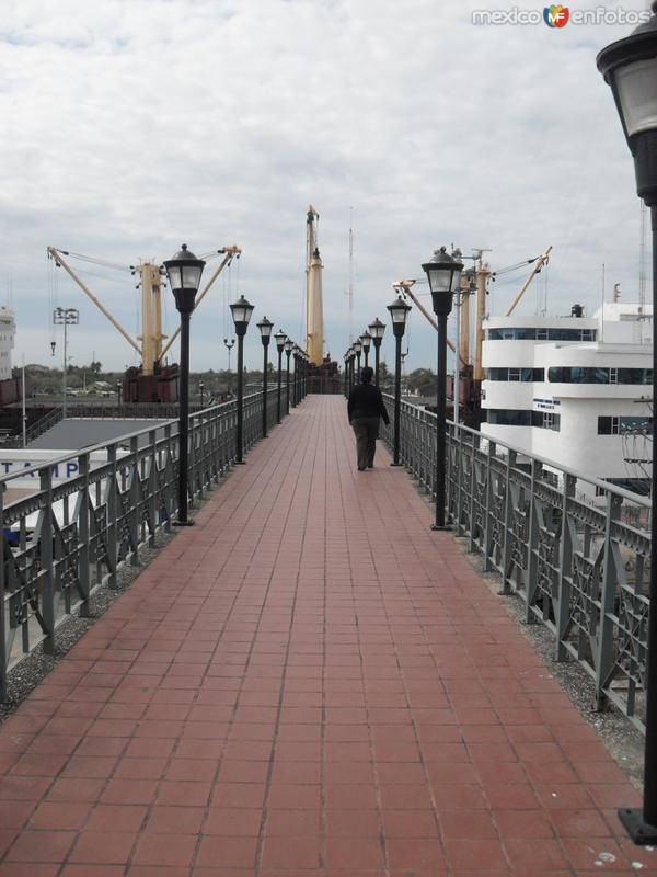 puente que cruza las vias del trea hacia -aduana antigua-