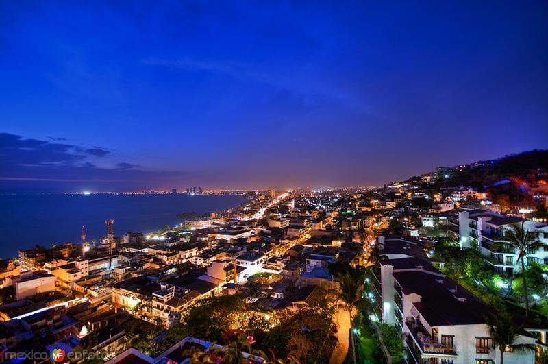 Una Panorámica Nocturna Del Puerto!