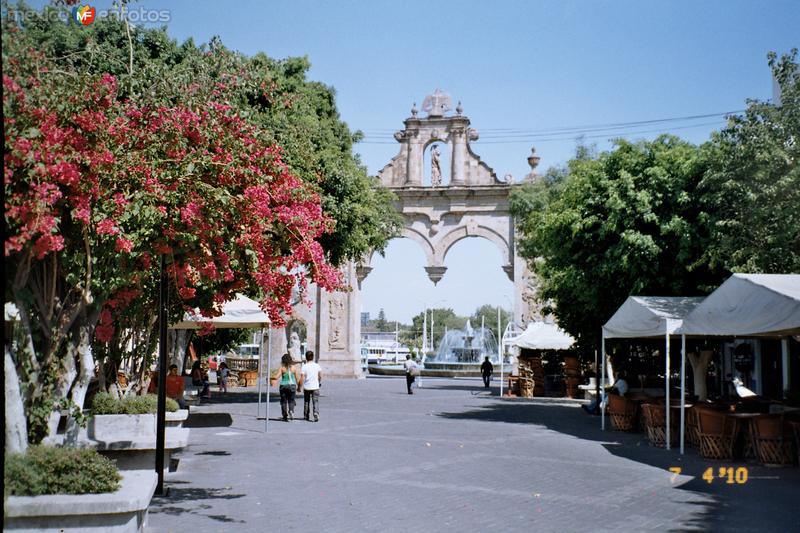 Arcos en la entrada del andador turístico. Zapopan, Jalisco