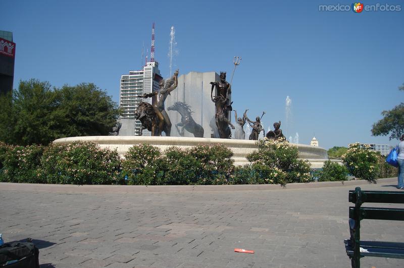 Fuente en la macroplaza y al fondo el edificio latino. Monterrey, NL