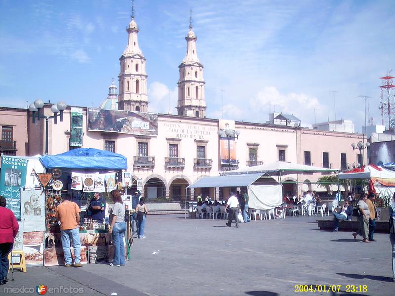 Torres de la Catedral y plaza principal. León, Gto.