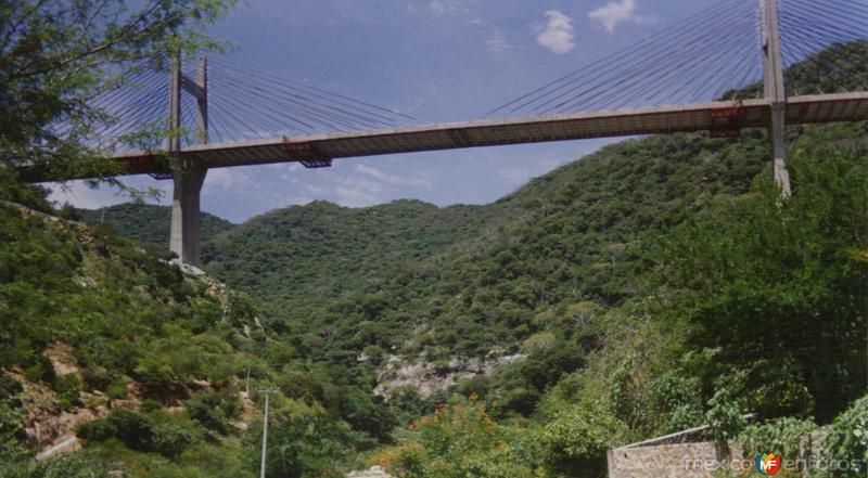 Puente atirantado "Quetzalapa" sobre la autopista México-Acapulco. Quetzalapa, Gro.