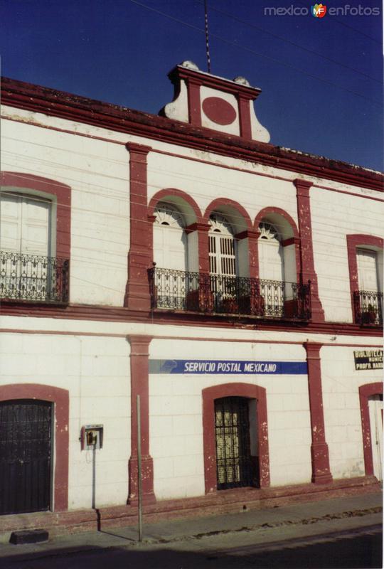 Fachada del antigüo palacio municipal, hoy edificio de correos. Huitzuco, Gro.