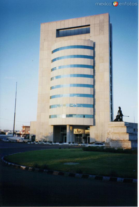 Torre bancaria en la zona norte de la ciudad. Mérida, Yucatán