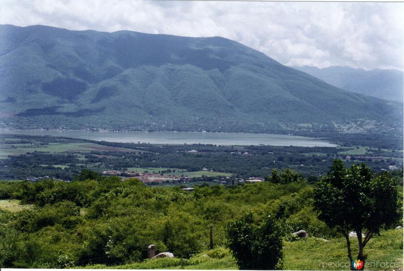 Vista panorámica del cerro "El Jumil" y la laguna de Tuxpan. Iguala de la Independencia, Gro.