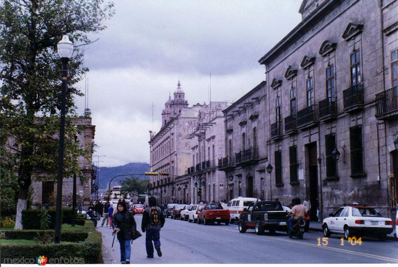 Edificios coloniales en la Av. Madero Poniente. Morelia, Michoacán