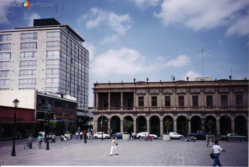 Fotos de San Luis Potosí, San Luis Potosí, México: Arquitectura colonial y edifico moderno en el centro de San Luis Potosí, SLP