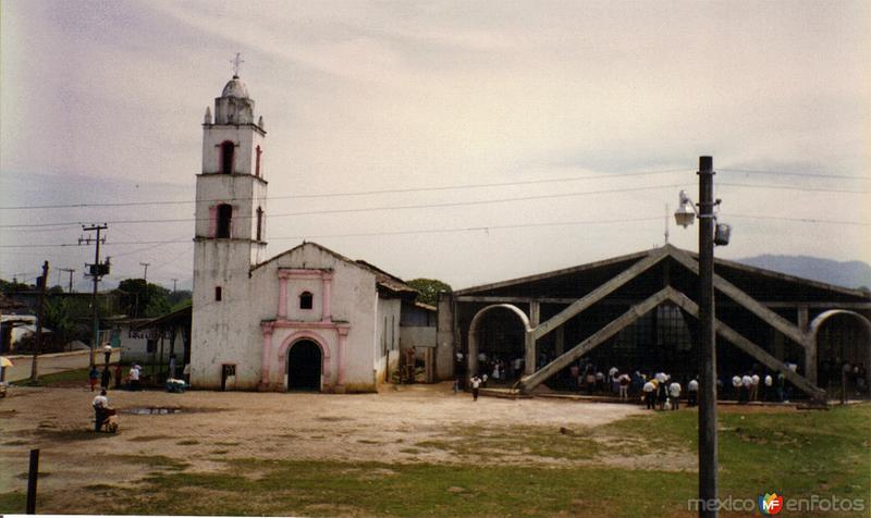 Parroquia antigüa y moderna del lado derecho. Tenango de las Flores, Puebla