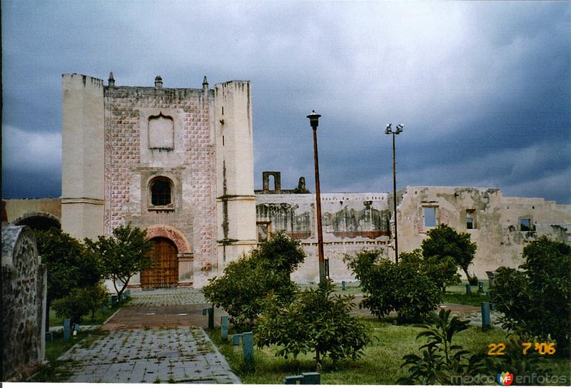 Fachada del ex-convento de San Francisco, siglo XVI. Tepeyanco, Tlaxcala