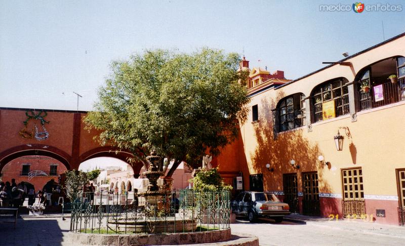 Fuente y portales en el centro de Tequisquiapan, Querétaro