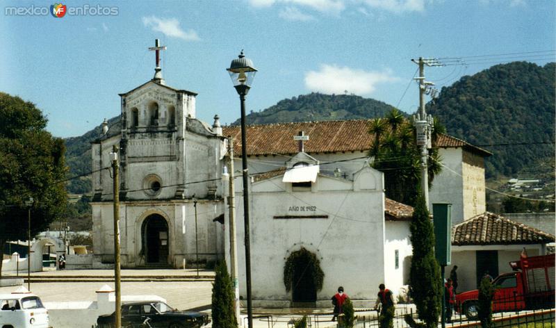 Atrio y Templo de San Lorenzo, siglo XVI. Zinacantán, Chiapas