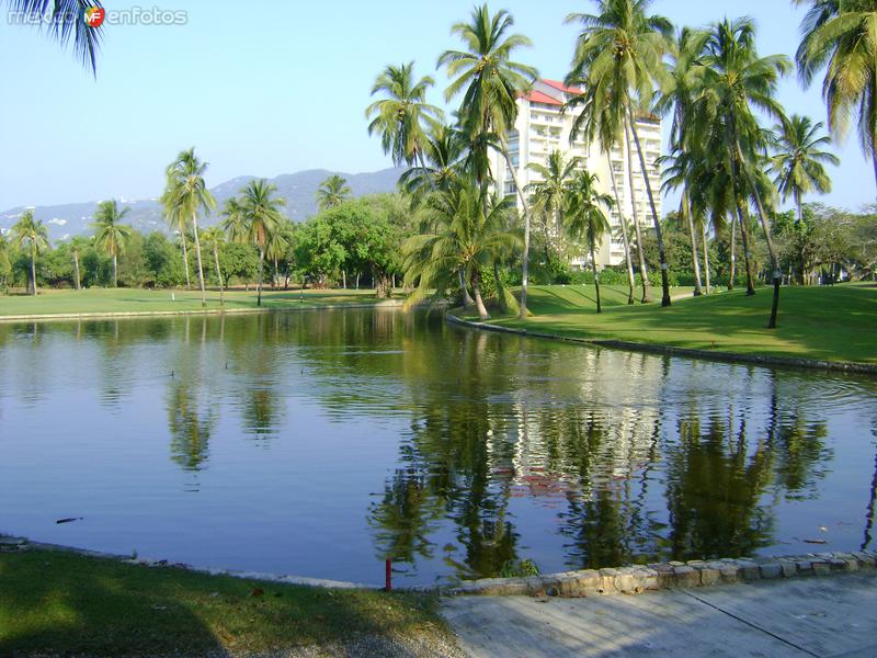 Lago en el Club de Golf del Hotel Princess. Acapulco, Gro