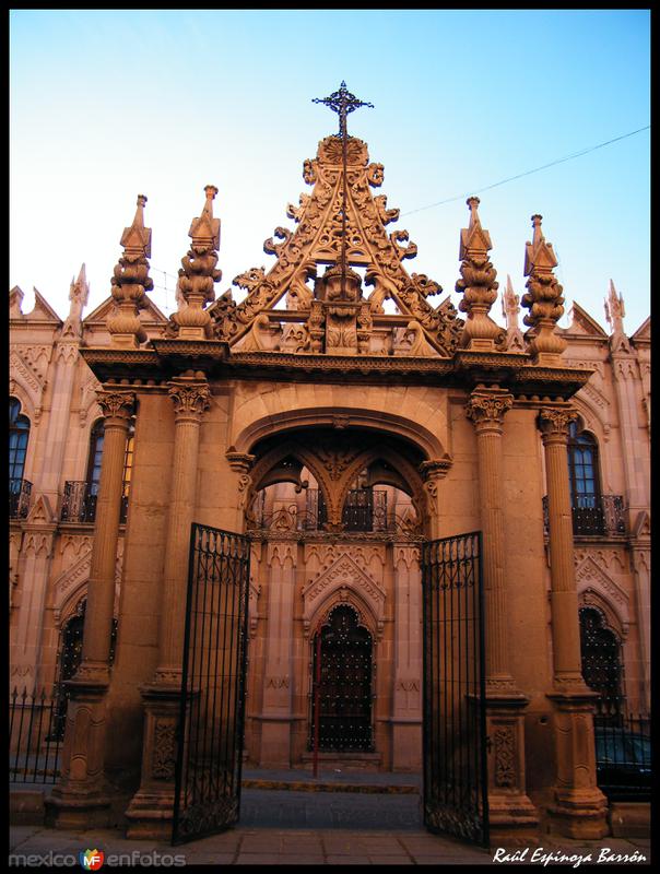 Entrando al templo.