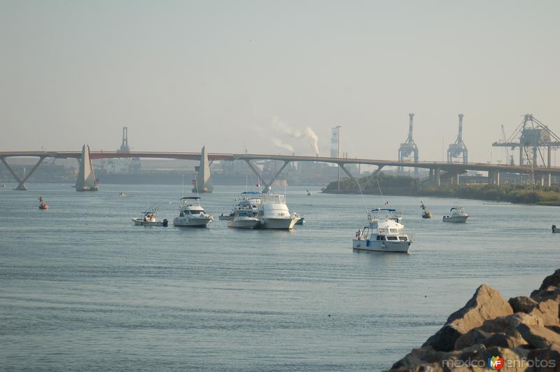 vista de la desembocadura del puerto indutrial