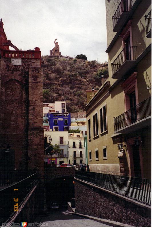 Calle subterranea y al fondo el monumento al "Pipila". Guanajuato, Gto. 2003