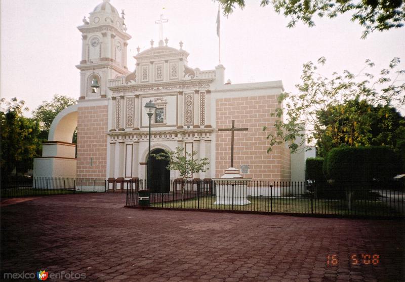 Atrio y fachada de la parroquia del Señor Santiago (Siglo XVIII). Huitzuco, Gro. 2008