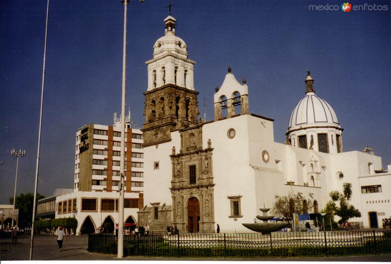 Catedral de Nuestra Señora de la Soledad, de estilo barroco(siglo XVII). Irapuato, Gto. 2001