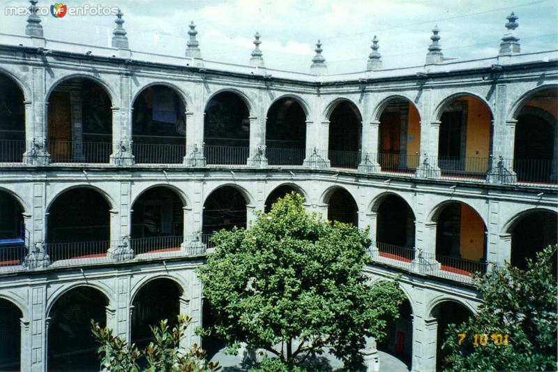 Patio central del antigüo Colegio de San Ildefonso. DF. 2001