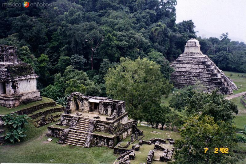 Templo XIV y al fondo el templo de las Inscripciones. Palenque.2002