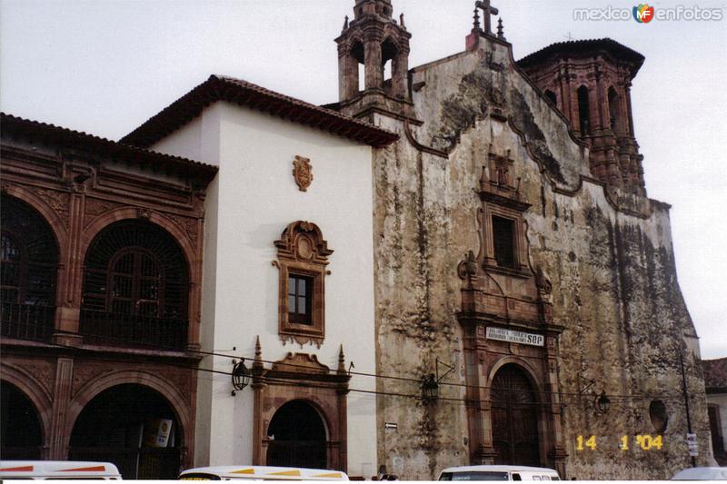 Ex-templo de San Agustín (Hoy biblioteca Gertrudis Bocanegra). Siglo XVI. Pátzcuaro. 2004