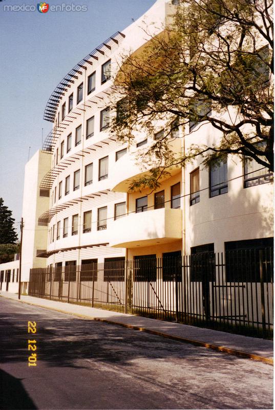 Facultad de Medicina reconstruida despues del sismo de 1999. Puebla. 2001