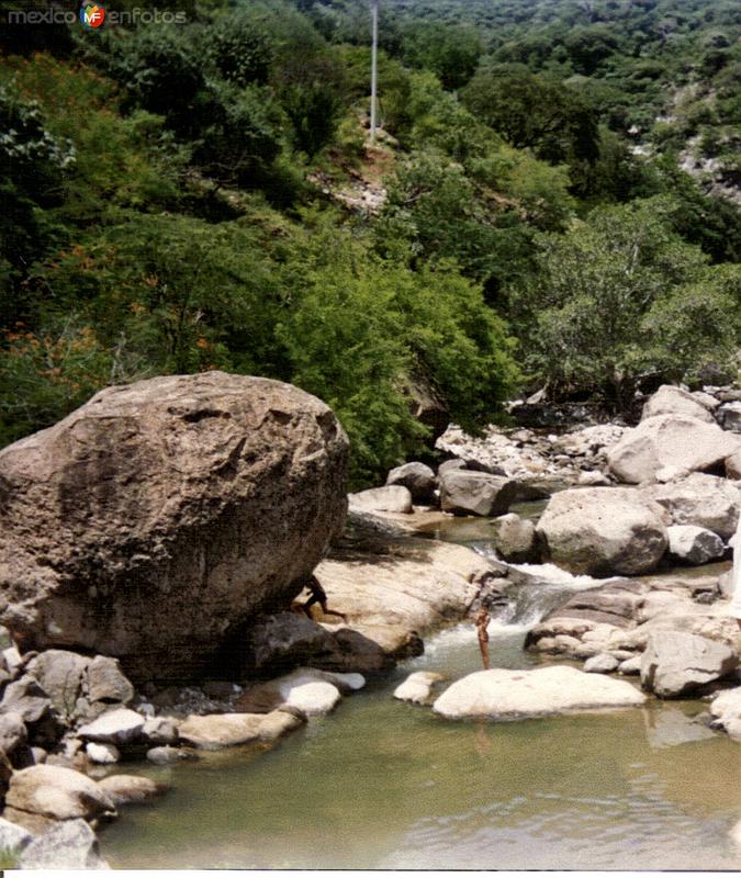 Arroyo en la comunidad de Quetzalapa, Guerrero. (1994)