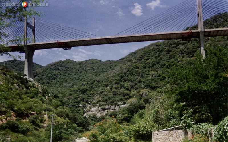 Puente Quetzalapa en la autopista del Sol. Quetzalapa, Gro. 1994